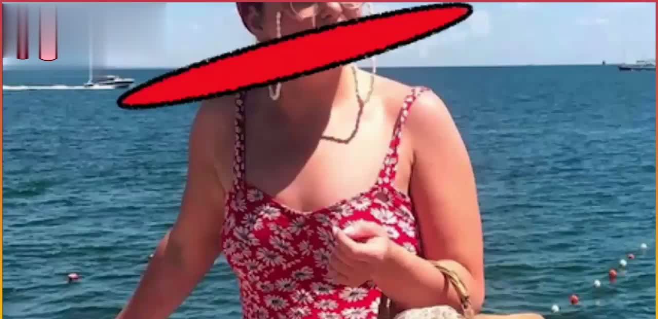 Sahilde tavladığı olgun kadını evinde sikiyor